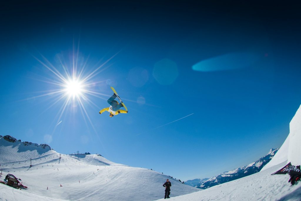 sunny-alps-snowboard-big-air